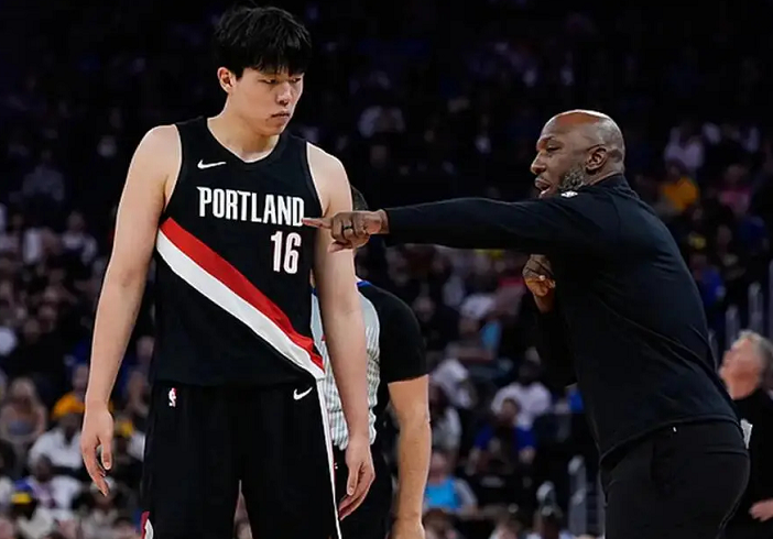 杨瀚森NBA首秀：4分4板4失误6犯规，比卢普斯力挺引热议