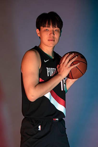 杨瀚森季前赛首秀谈犯规：NBA裁判对手部动作与掩护吹罚严格