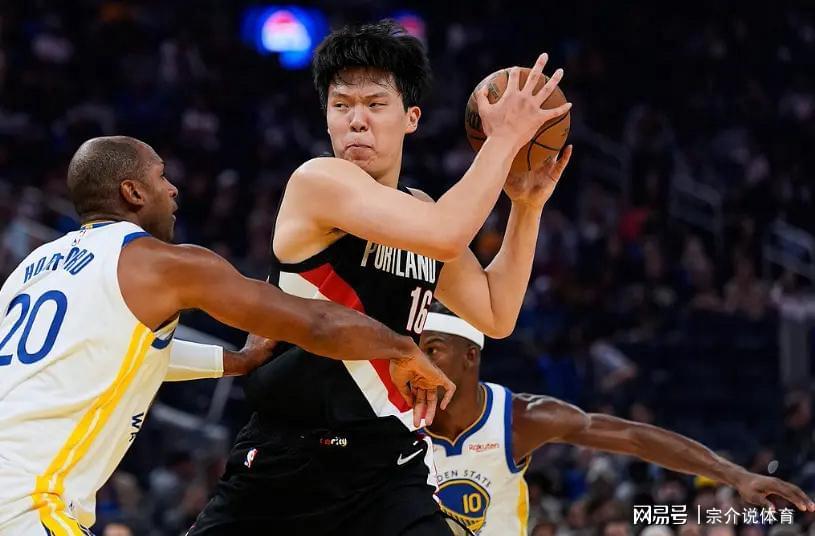 杨瀚森NBA首秀：6犯离场引争议，4失误遭黑粉吐槽，球队逆转责任不在他