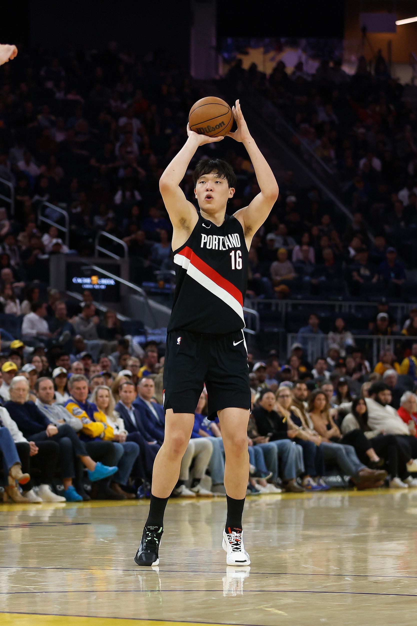 杨瀚森NBA首秀引热议：潜力与挑战并存，成长之路任重道远