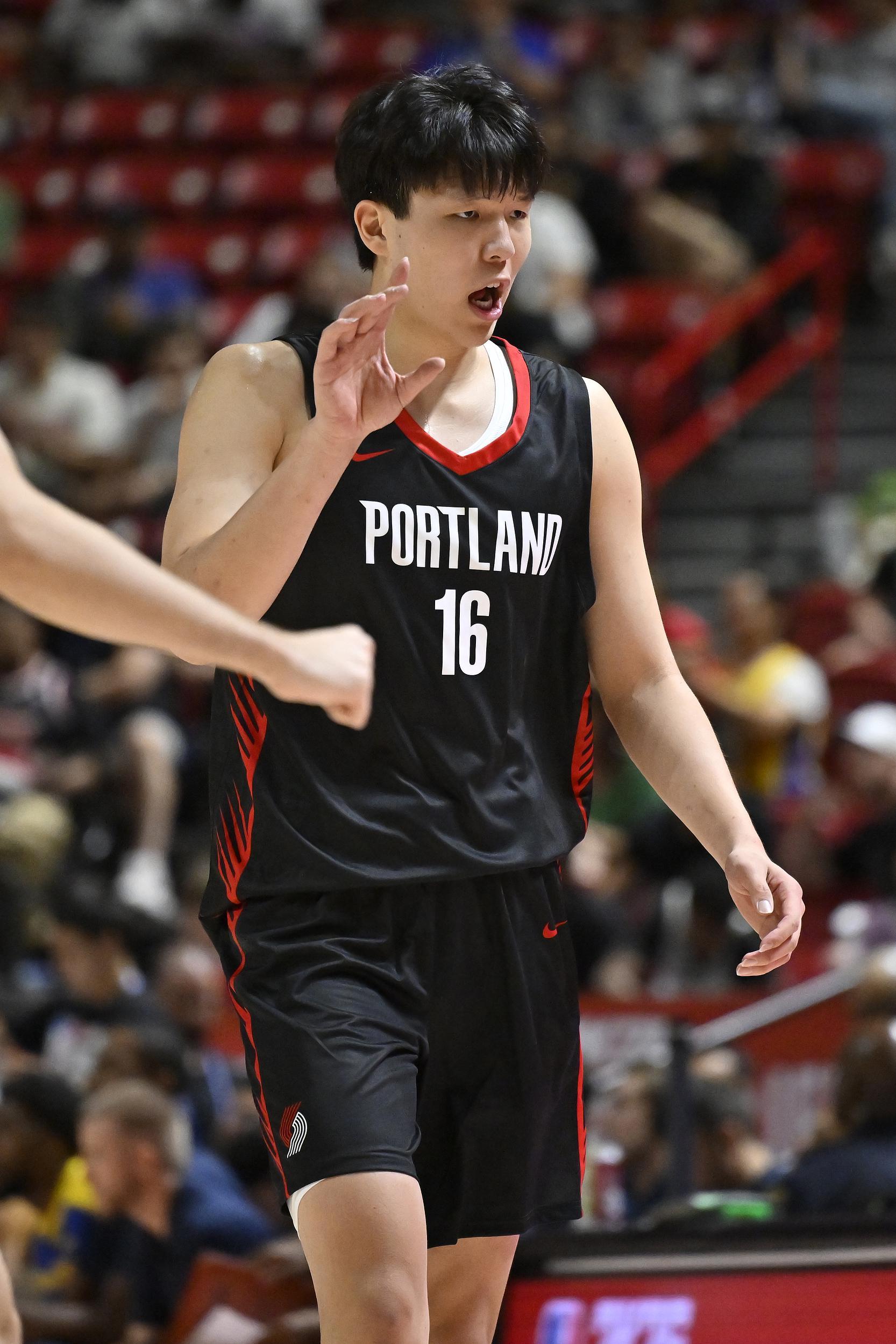 杨瀚森NBA与CBA首秀均六犯离场，表现引关注
