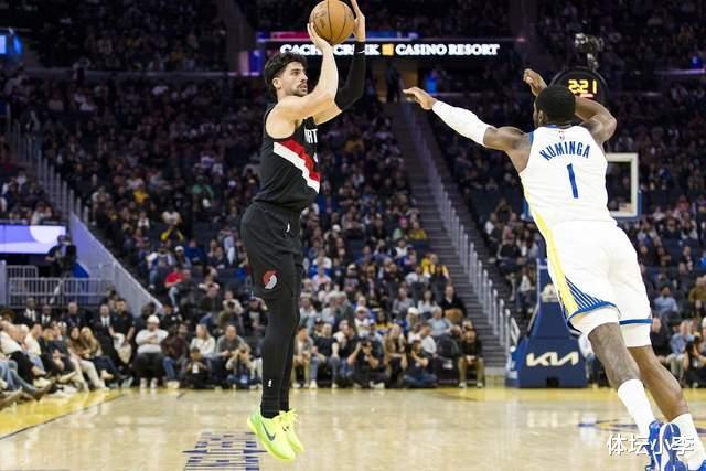 勇士21分惊天逆转！杨瀚森首秀4分6犯离场，末节净胜25分