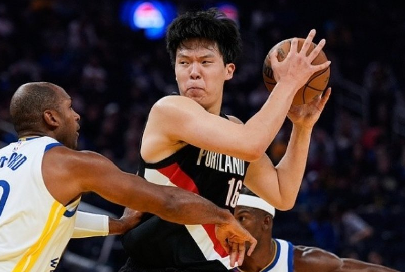 勇士21分大逆转开拓者！杨瀚森首秀4分6犯，季前赛暴露球队短板