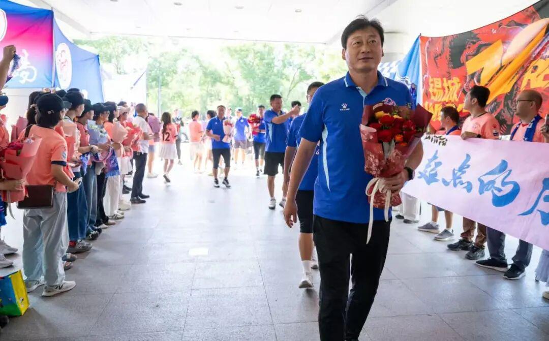 无锡队凯旋归来！球迷热烈欢迎共庆胜利