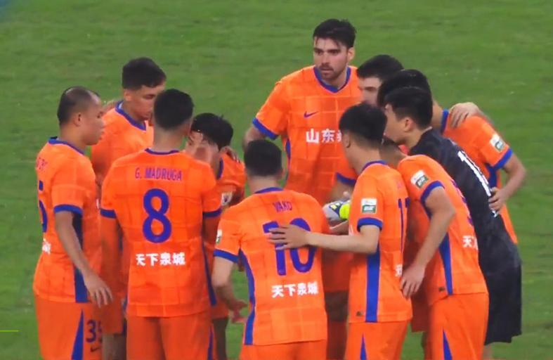 泰山队后腰困境：洛佩斯低迷，外援调整或成关键