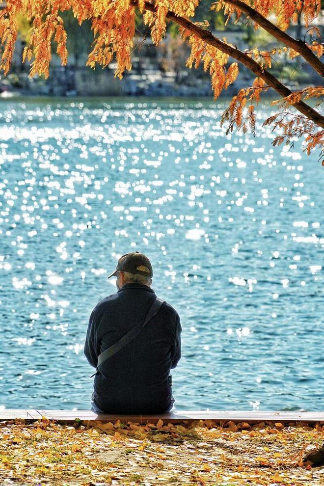 90岁父亲含泪哭诉：儿子退休金过万，我却盼他早走