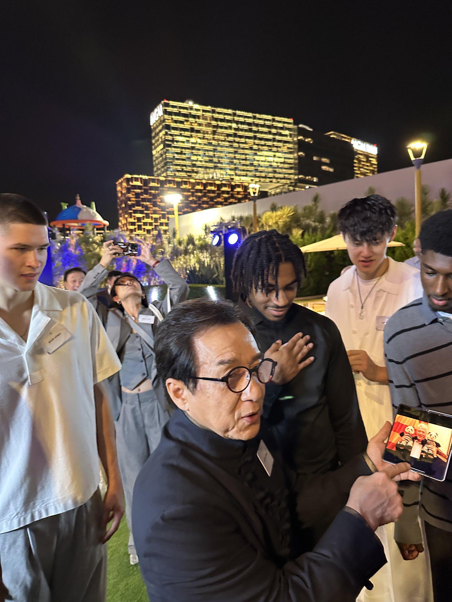 蔡崇信社媒晒照：成龙与篮网球员互动，曾凡博亮相澳门季前赛