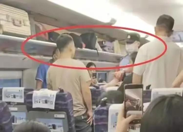 高铁猥亵7岁女孩男子被刑拘，高学历身份曝光引公愤