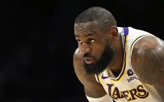詹姆斯首次缺席NBA常规赛揭幕战，伤病与赛场动态全解析