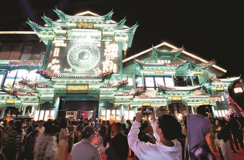 邯郸U18足球赛：赛场、秀场与市场的三重奏