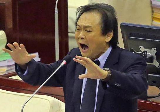 王世坚质询片段爆红大陆，网友改编神曲引发热议