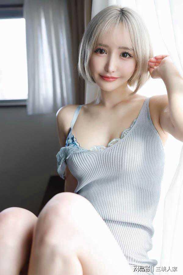黑丝诱惑：百永纱里奈的极致魅力作品解析