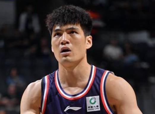 陈国豪砍国内球员最高分，季前赛对快船13分5板表现亮眼