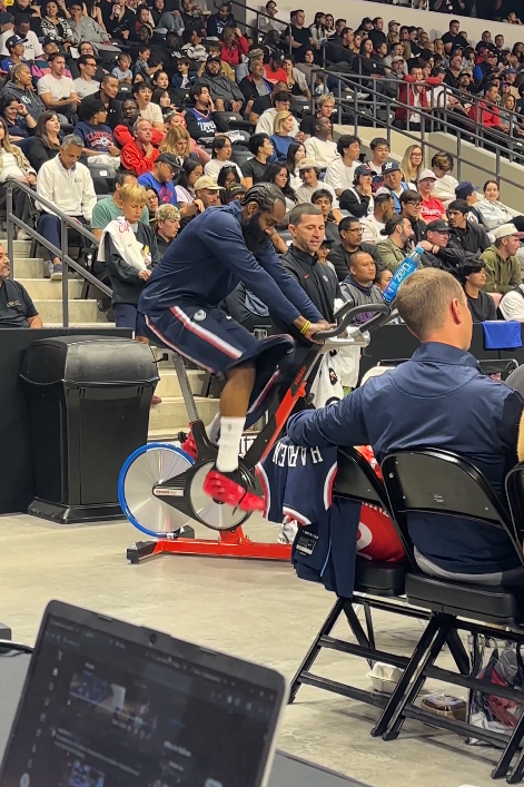 NBA季前赛：哈登场边专注单车训练，展现职业态度