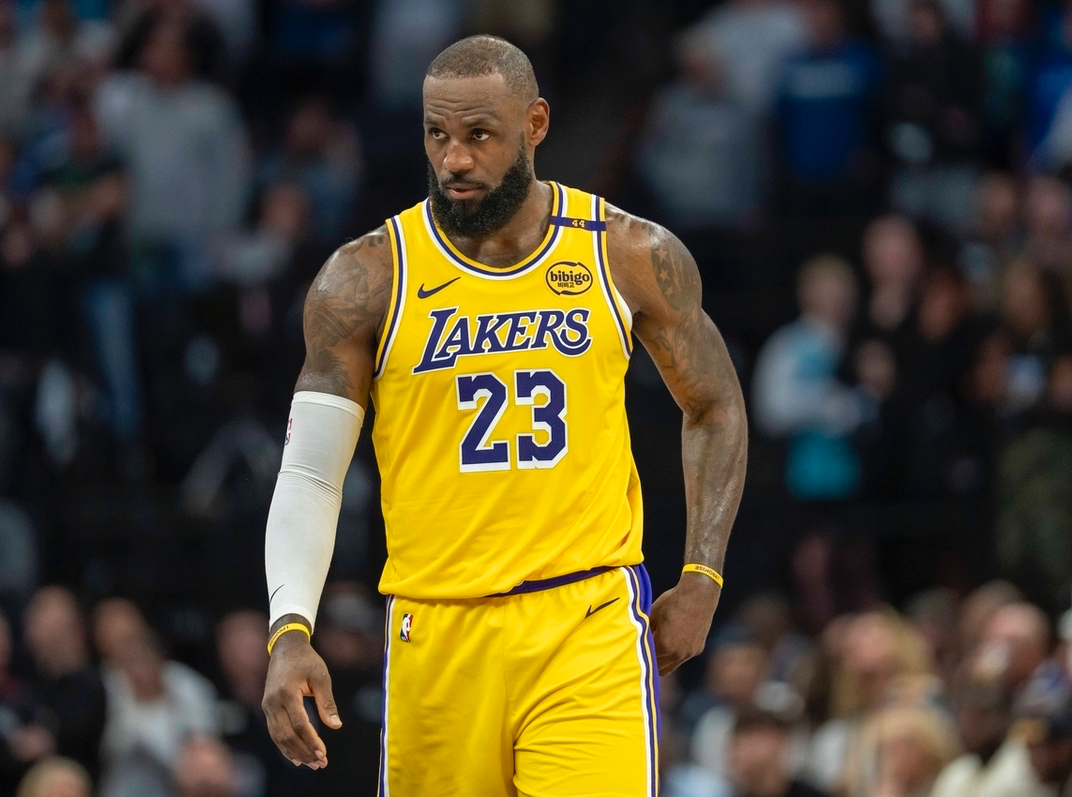 A史密斯罕见称赞：詹姆斯NBA工资过低却表现超群