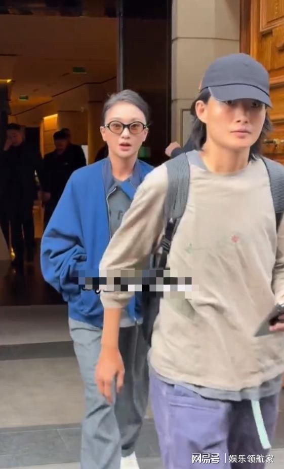 51岁周迅巴黎时尚惊艳，灰色套装配蓝外套成焦点