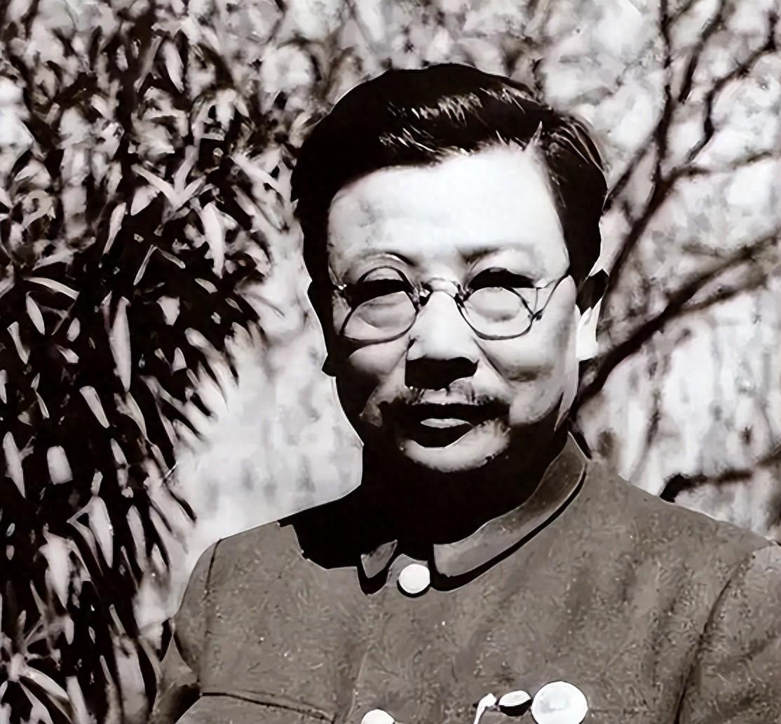 1937年，李克农散步时老农突然朝他扔个纸团，他打开一看脸色大变