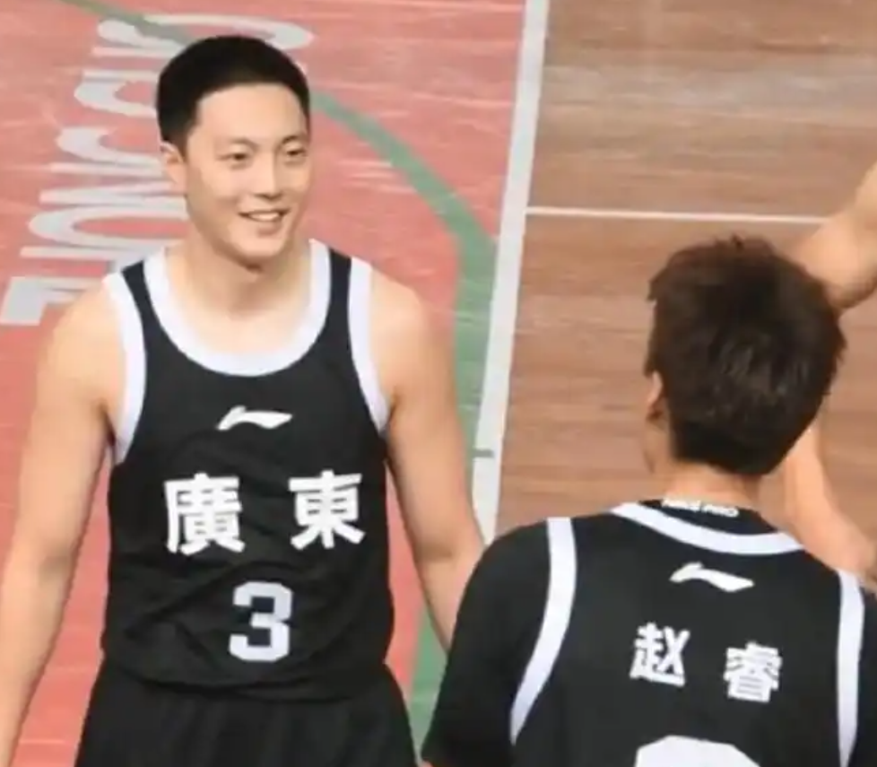 广东男篮85-51大胜美国队：黑白双煞发威，张昊成主力，张皓嘉低迷
