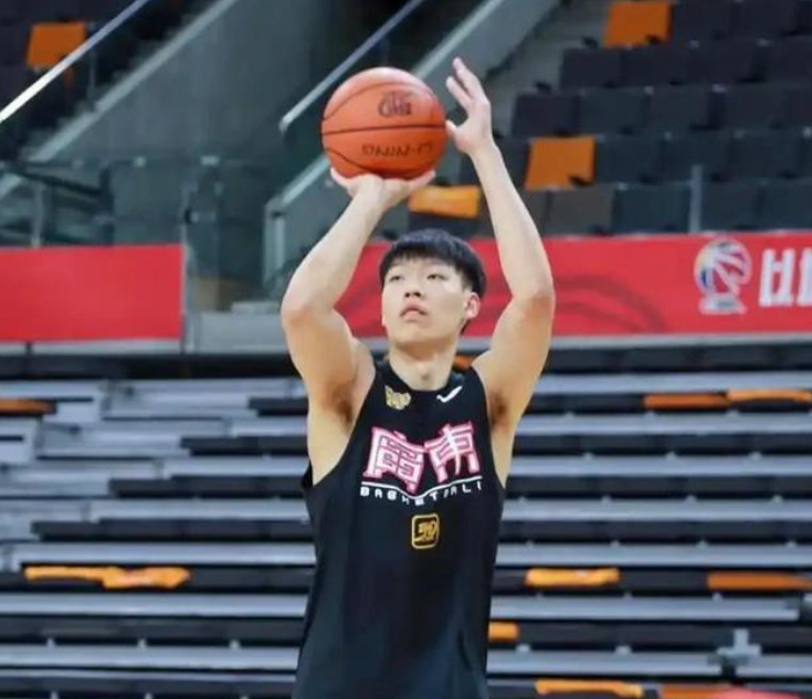 张昊攻守全面升级！从1防到5+终结能力飙升，广东内线迎新核