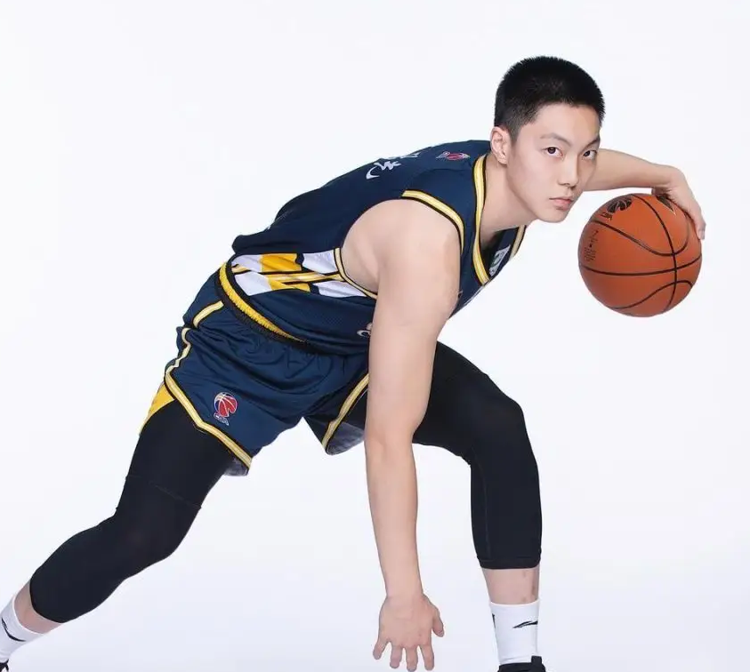 广东队热身赛大胜肯尼哈奇，胡明轩赵睿双核闪耀，张昊任骏飞出色