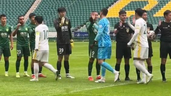 京媒聚焦：国安媒体日分组对抗赛 双方均采用四后卫阵型