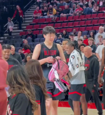 杨瀚森背粉红书包背后：NBA新秀整蛊文化大揭秘