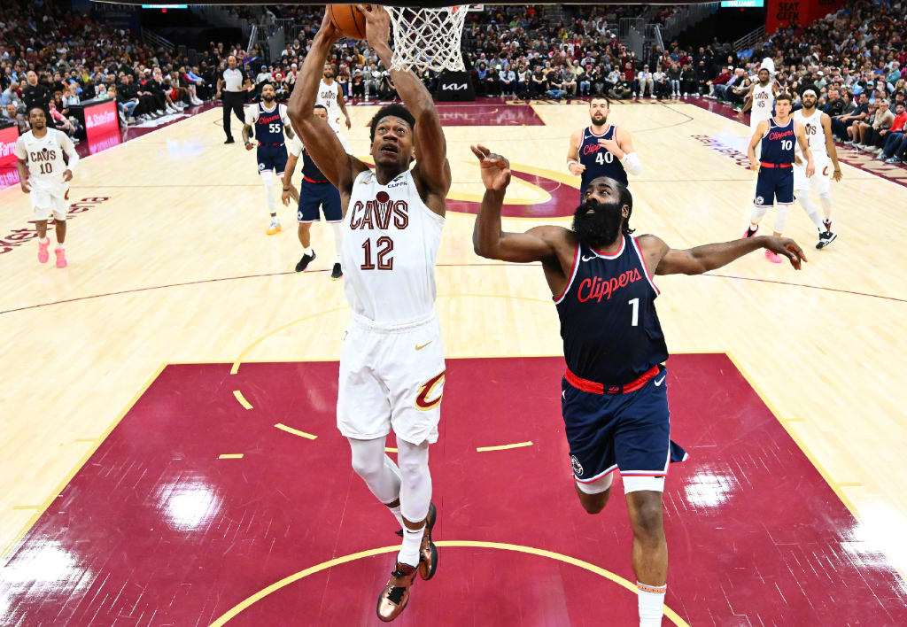 骑士新赛季开局两连败，3.8亿豪阵能否挺过季后赛难关？