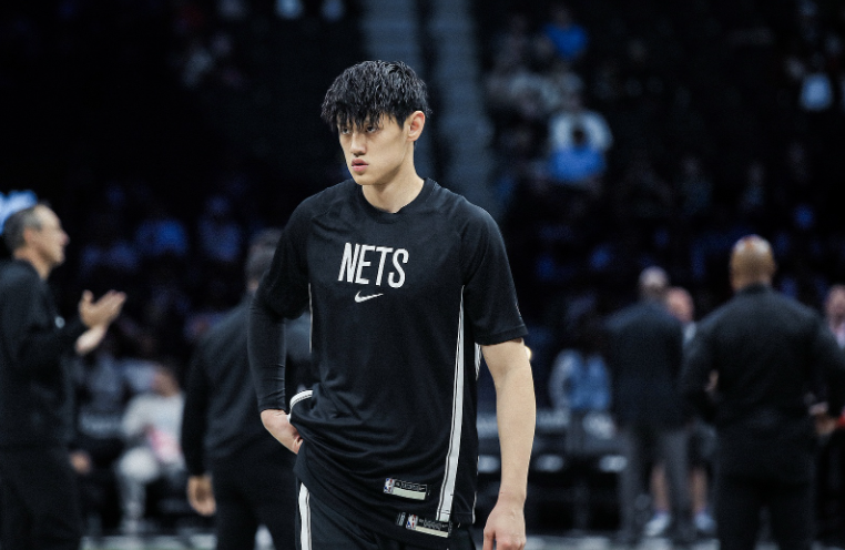 NBA中国赛曾凡博仅出场三分钟：经验欠缺战术边缘化