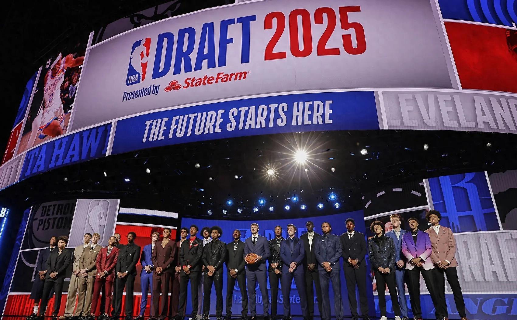 相差甚远！NBA25届首轮内线新秀季前赛首秀数据表现对比