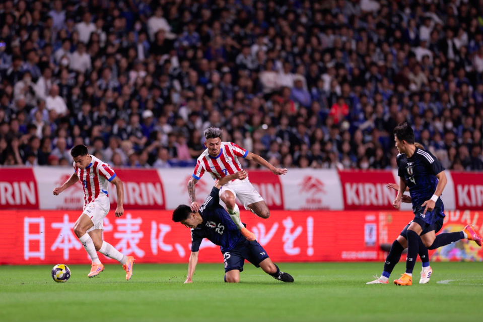 荷甲前锋替补登场94分钟绝平！日本2-2巴拉圭 南野拓实破门被吹