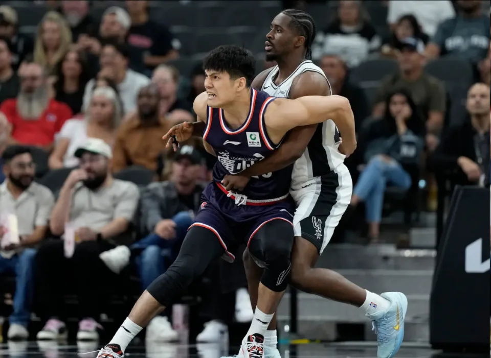 广州男篮陈国豪NBA季前赛爆发！场均13.5分，球迷呼吁重用本土核心