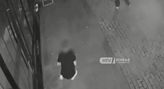 离谱！两外地笨贼打车来杭州盗窃，未进门先自伤被擒