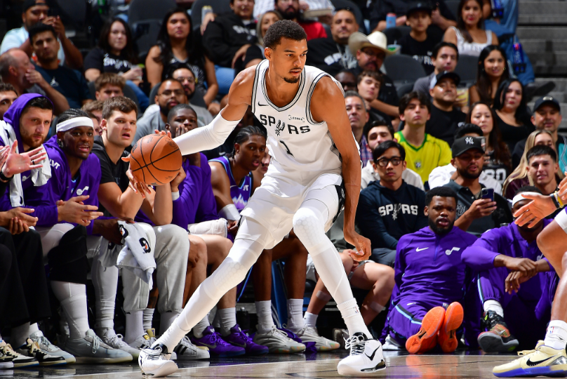 文班亚马半场轰22+7！马刺加时险胜爵士 加西亚20分统治加时