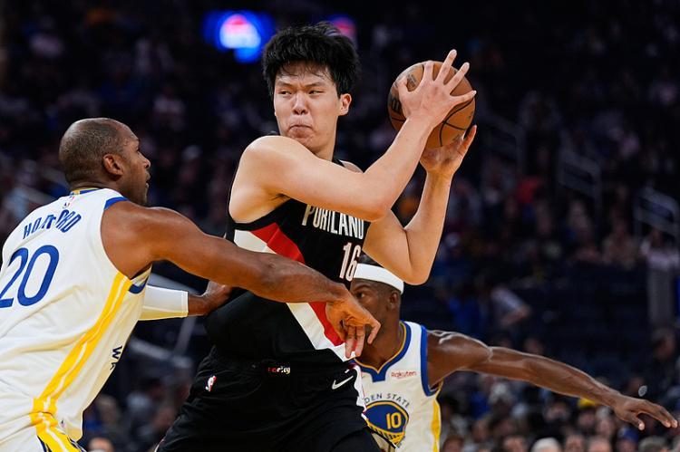 杨瀚森季前赛爆发：单节14分创纪录，NBA官方盛赞