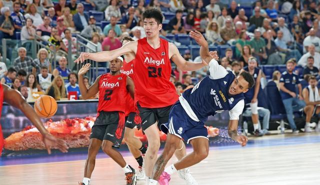 作为职业球员，他们的月薪只有2000欧元