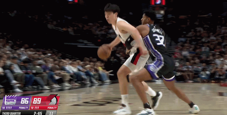 杨瀚森击地妙传神似约基奇 助夏普完成惊艳折叠暴扣