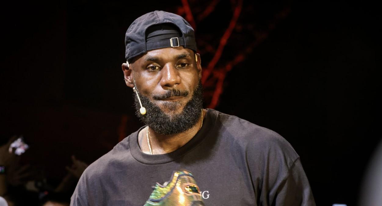 记者澄清：詹姆斯右侧坐骨神经痛与高尔夫无关，伤病源自篮球