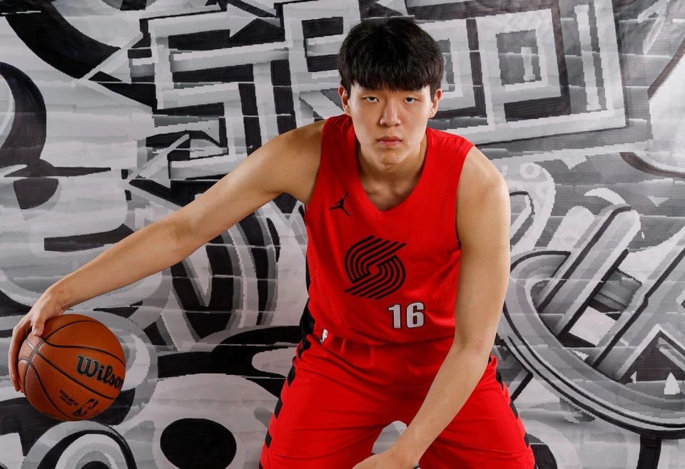 拓媒盛赞：杨瀚森表现惊艳，球迷久违的兴奋时刻