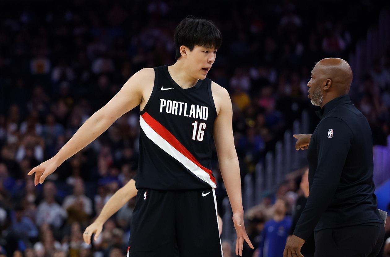 杨瀚森狂轰14分制霸攻防！单节爆发打爆国王引全场沸腾