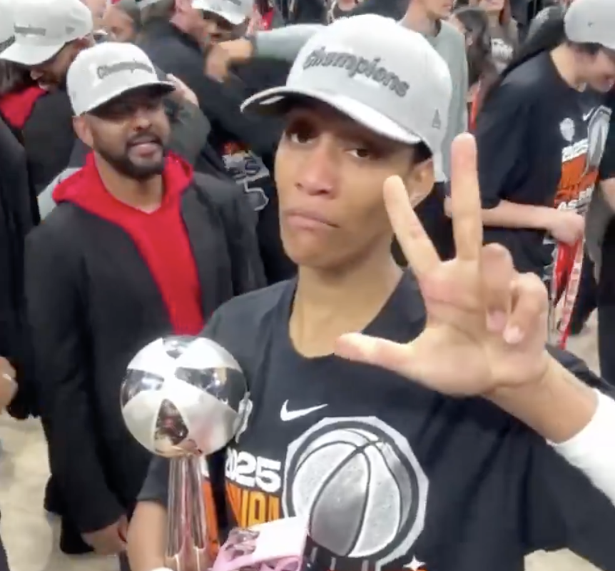威尔逊致敬詹姆斯经典梗！WNBA王牌队豪取三冠创历史