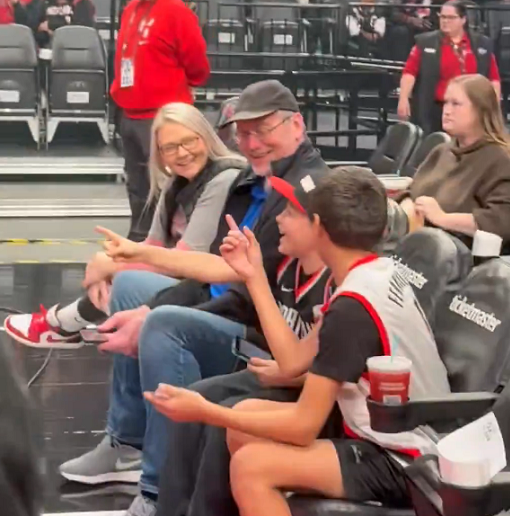 杨瀚森赛前暖心互动：小球迷热情打招呼获回应兴奋不已