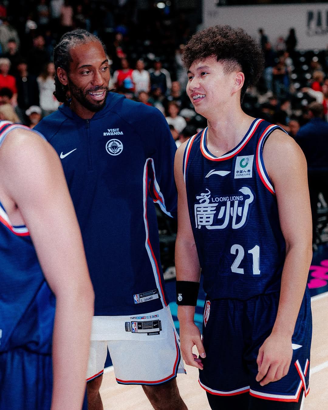 快船官方发布伦纳德与张文杰合影 祝福广州龙狮新赛季
