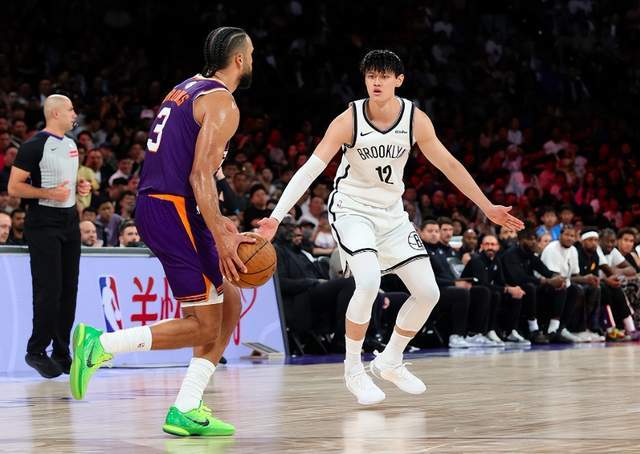 曾凡博NBA中国赛遭无视！最后4.6秒空位要球被队友忽略