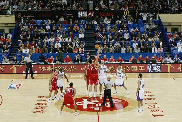 NBA中国赛：远不止球员，揭秘背后的庞大团队与装备