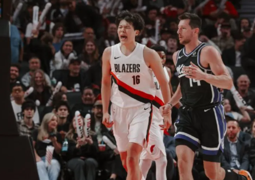 单节狂砍14分！杨瀚森开拓者主场首秀惊艳，率队逆转国王