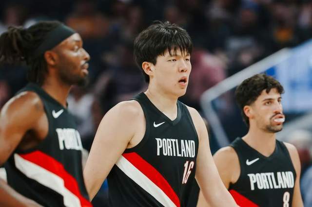 杨瀚森季前赛爆发！16+4+3完胜开拓者首发中锋，末节享球星待遇