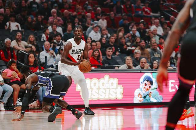 NBA季前赛：开拓者vs国王拉锯战，杨瀚森2分3犯规，霍勒迪12分