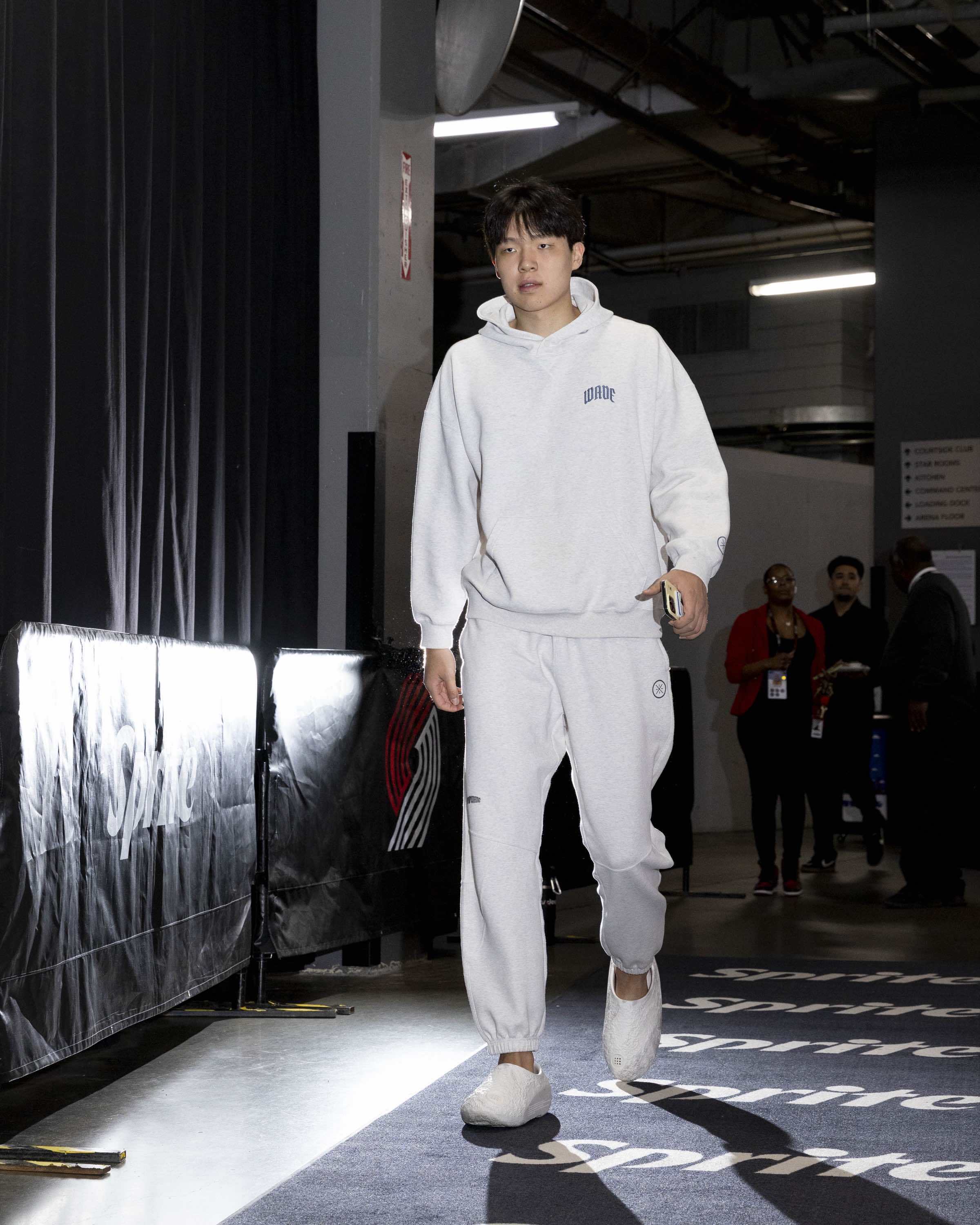 NBA季前赛：开拓者对阵国王，杨瀚森亮相入场照