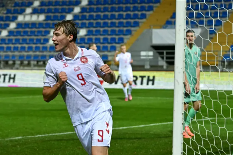 霍伊伦世预赛闪耀：两球一助助丹麦大胜，赛后谈进球与团队配合