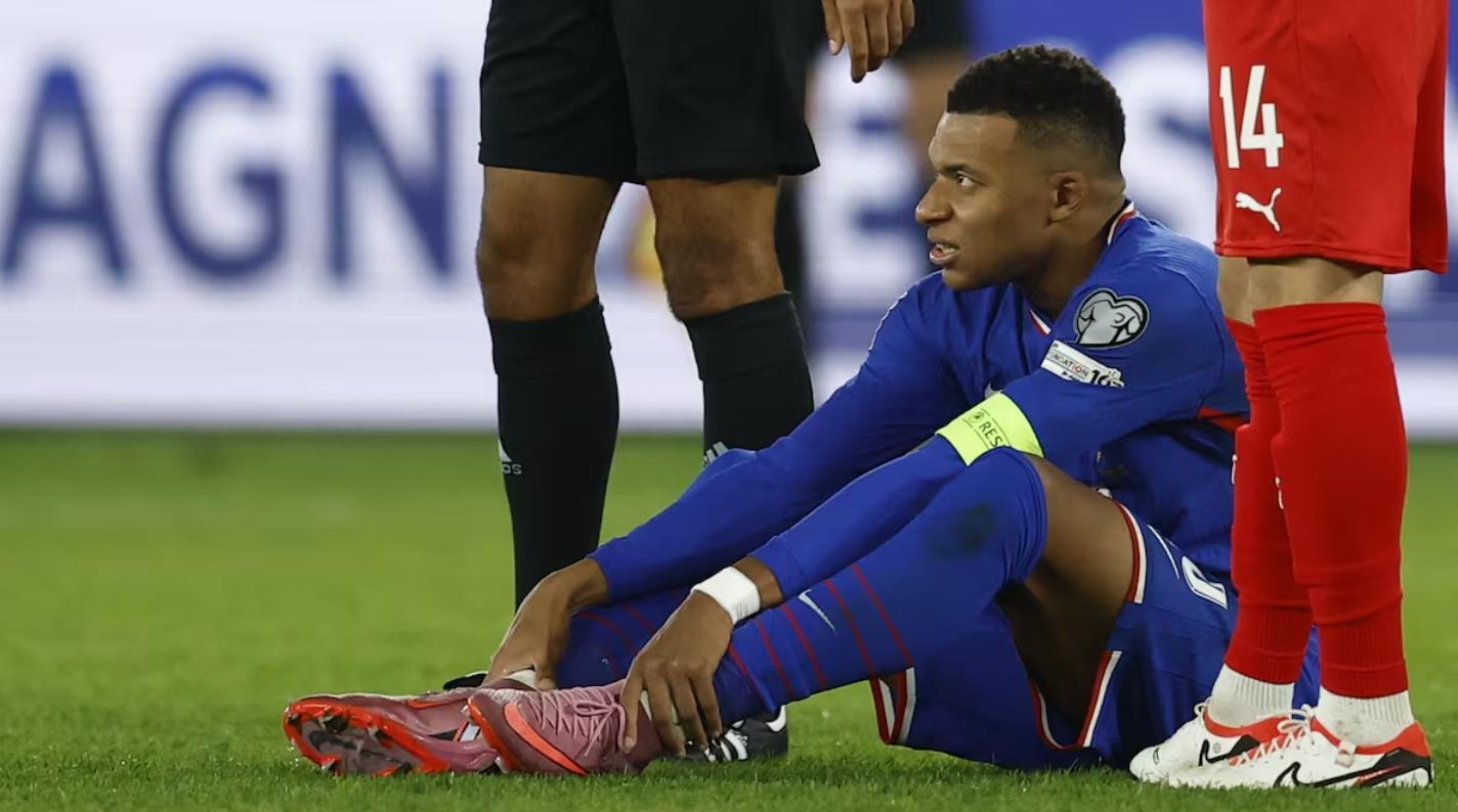 姆巴佩世预赛伤退引关注，德尚确认脚踝伤势加重